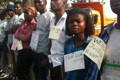 A l’extérieur du tribunal de Goma, de jeunes militants se sont rassemblés pour soutenir leurs camarades arrêtés, avec des pancartes « Free Lucha », le 22 février 2016.