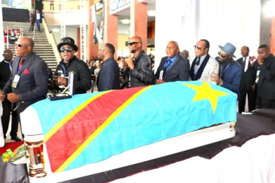 Des musiciens congolais rendant le dernier hommage à Papa Wemba au Palais du peuple, siège du parlement à Kinshasa, le 02/05/2016.