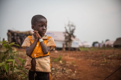 Un petit garçon du Burundi ayant dû fuir sa maison à cause de la violence à trouvé refuge dans un camp en Tanzanie.