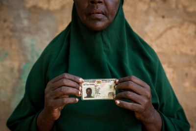 Une femme kenyane, Zeinab Bulley Hussein, montre la carte d'identité de son fils Abdi Bare Mohamed, dont le corps a été retrouvé à 18 kilomètres de Mandera (nord-est du Kenya), trois semaines après son arrestation par des policiers devant le domicile familial en août 2015.