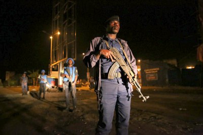 Goma, Nord Kivu, RD Congo. Un membre de la Police nationale congolaise (PNC) assure la sécurité de la population civile lors d'une patrouille nocturne pédestre conjointe UNPOL-PNC.