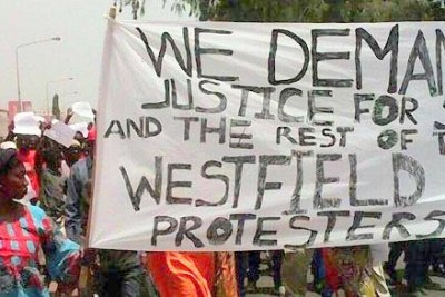 Des partisans de l’opposition manifestent le 16 avril 2016 à Banjul, capitale de la Gambie, à la suite de la mort en détention du membre de l’opposition Solo Sandeng. Les forces de sécurité gambiennes ont dispersé la manifestation et arrêté plus de 20 manifestants, dont le leader de l’opposition Ousainou Darboe.