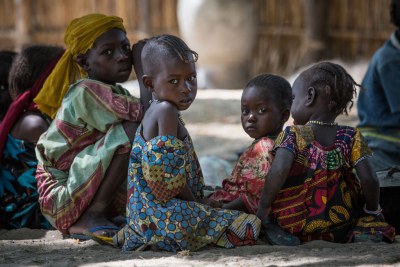 Bada, Kako, âgés de 3 ans, et d’autres enfants déplacés dans le village de Tagal, dans la région du Lac Tchad, au Tchad.