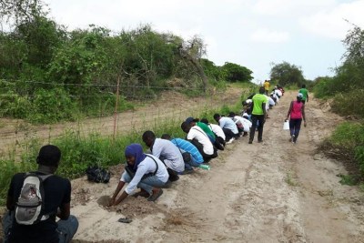 +150 jeunes répondant à l'appel #JEADER ont planté des arbres le samedi 24 septembre 2016 à Forêt Classée De Mbao, Dakar (Sénégal)