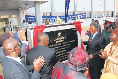 Former Tanzanian President Jakaya Kikwete and Nigerian Mogul Aliko Dangote opening a factory in Tanzania (file photo).
