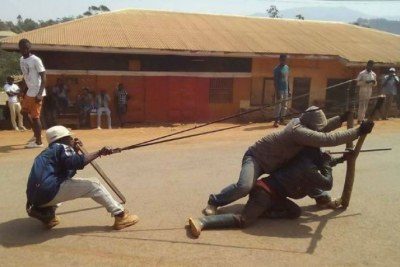 Protesters use a catapult against police in Bamenda (file photo).