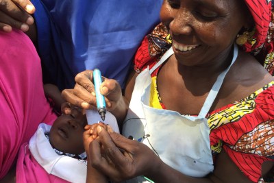 Un enfant voit son doigt marqué après avoir été vacciné à Maiduguri, Etat de Borno, dans le nord-est du Nigéria. (archives)