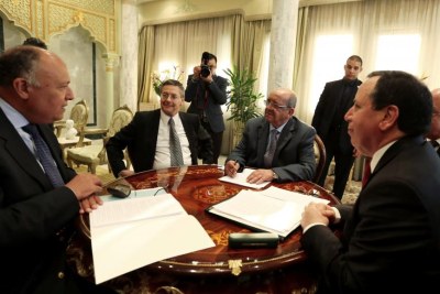 Les ministres des Affaires étrangères tunisien Khemaies Jhinaoui (à droite), égyptien Sameh Shoukry (gauche) et le ministre algérien des Affaires maghrébines Abdelkader Messahel, lors d'une réunion sur la Libye à Tunis, le 19 février 2017.