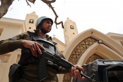 Un policier égyptien monte la garde devant l'église copte de Tanta, cible d'une attaque jihadiste le dimanche 9 avril.