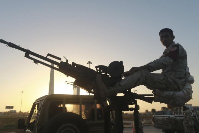 Un militaire libyen monté sur un véhicule armé, à un checkpoint du centre de Benghazi, le 4 décembre 2014. (Photo d'illustration)