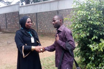 Antéditeste Niragira avec la correspondante au Burundi du programme swahili de la Deutsche Welle, Amida Issa