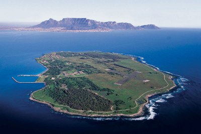 Vue aérienne de Robben Island. Située à une dizaine de kilomètres au large de la ville du Cap, Robben Island représente une visite incontournable pour faire le plein d'histoire et d'émotion. L'Alcatraz de l'Afrique du Sud est en effet l'île-prison où fut détenu Nelson Mandela pendant près de 19 ans. Après l'abolition de l'apartheid, la prison fut définitivement fermée. Elle est aujourd'hui classée au patrimoine mondial de l'Unesco et ouvre désormais ses portes aux visiteurs.