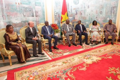 Le Président de la Commission de l’Union africaine, S.E. Moussa Faki Mahamat, accompagné du Commissaire à la Paix et à la Sécurité, l’Ambassadeur Smail Chergui, et de Madame Cessouma Minata Samaté, Commissaire aux Affaires Politiques, vient de conclure une tournée de plus d’une semaine dans les pays du G5-Sahel : le Niger, le Tchad, la Mauritanie, le Mali et le Burkina Faso.
