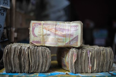Des liasses de shillings somaliens dans un bureau de change à Mogadiscio, en Somalie. Des millions de Somaliens comptent sur l’argent envoyé par leurs proches et amis à l’étranger sous la forme de transferts de fonds pour survivre.