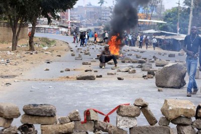 Les jeunes barricadent la rue Juja à Mathare, le 9 août 2017 alors qu'ils manifestent contre les résultats présidentiels.