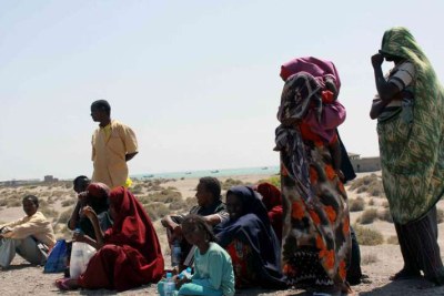 Des réfugiés somaliens se reposent sur une plage au Yémen après avoir franchi le golfe d’Aden.