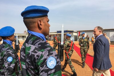Le Représentant spécial et chef de la Mission des Nations Unies au Soudan du Sud (UNMISS), David Shearer (à droite), lors de sa première visite de terrain dans la ville de Malakal.