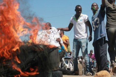 Nasa protesters block main roads in Homa Bay town as they demand resignation of IEBC CEO Ezra Chiloba.