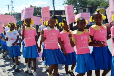 Les filles marchent en Ouganda pour célébrer la journée internationale de la fille.