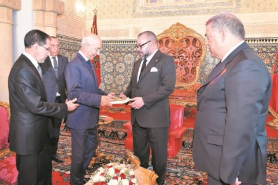 Le Roi Mouhamed VI avec ses collaborateurs.