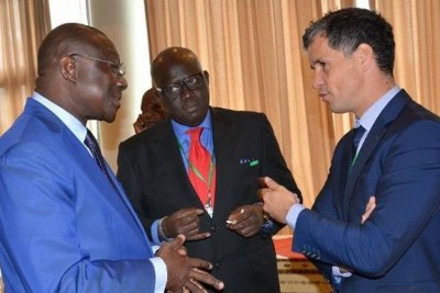 Le Pr Sakho (cravate rouge) en compagnie de François Amichia, Ministre des Sports et des loisirs de la Cote d’Ivoire et de Directeur général de WinWin Afrique, une structure de recherche de financement pour le sport.