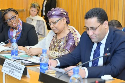 Mme Vera Songwe, Secrétaire général adjoint des Nations Unies, par ailleurs, Secrétaire exécutif de la CEA (à gauche) à côté des Ministres de l’Économie du Plan du Niger et de la Mauritanie