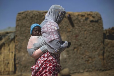Une femme et son enfant dans un village de personnes déplacées à Mopti.