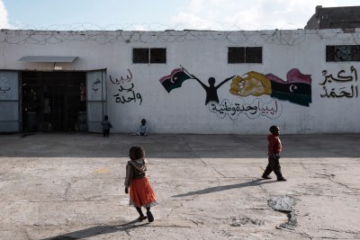 Des enfants migrants à l'extérieur d'un centre de détention à Tripoli, en Libye