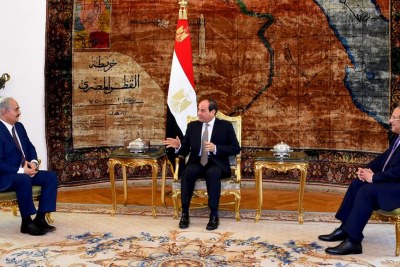 Le président égyptien Abdel Fattah al-Sissi (centre), le chef des Services de renseignement égyptien Abbas Kamel (Droite) et le général libyen Khalifa Haftar (gauche), au palais présidentiel, au Caire, le 14 avril 2019.