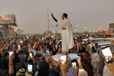In what has become an iconic image of the Sudan protests, 22-year-old architectural engineering student Alaa Salah (@oalaa_salah) chants poetry from the top of a car, wearing traditional dress.