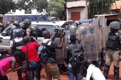 Police surround Bobi Wine's car before his arrest at One Love Beach-Busabala on April 22, 2019.