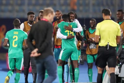 Les Lions du Sénégal fêtant leur victoire face au Kenya et synonyme de qualification pour les 8ème de final