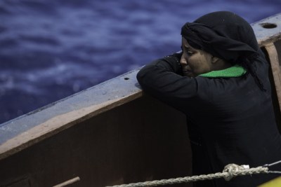 Une femme pleure quelques minutes après avoir été sauvée par le navire de recherche et de sauvetage Sea Watch au large de la Libye.