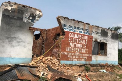 Le siège de la Commission électorale nationale indépendante (Céni) à Yumbi parmi les bâtiments incendiés. (archive)