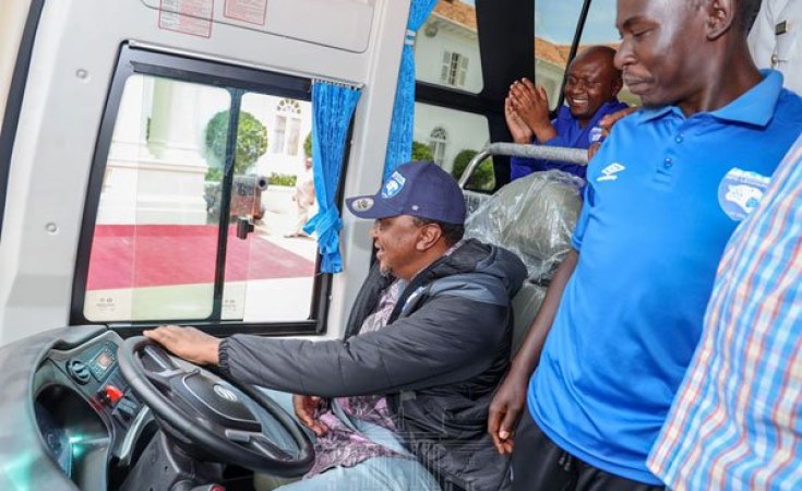 Kenya President Uhuru Kenyatta Meets Afc Leopards Pledges Stadium Allafrica Com