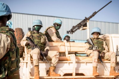 Les soldats de la paix servant dans le cadre de la Mission multidimensionnelle intégrée de stabilisation au Mali (MINUSMA) portent des masques faciaux lors de leurs patrouilles.