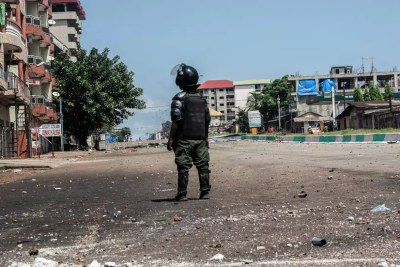A police officer in the streets of Bamako (file photo).