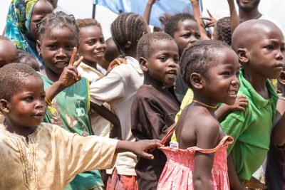 Enfants vivant dans l'endroit de fortune en bois des personnes déplacées à l'intérieur d'Abuja, la capitale fédérale du Nigéria.