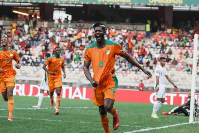 Les éléphants de la Cote-d'Ivoire célébrant leur victoire face aux Fennec de l'Algerie.