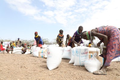 Les femmes et les filles sont souvent les premières à avoir faim et les dernières à obtenir de l’aide. Ils sont obligés de marcher de longues distances pour trouver de la nourriture et de l’eau, souvent avec leurs enfants sur le dos. Ce centre @WFP à Turkana, au Kenya, nourrit 100 ménages touchés par la sécheresse, la grande majorité dirigée par des femmes - Samantha Power