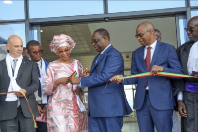 L’Université Amadou Mahtar Mbow, qui constitue la 2ème université de Dakar, a été inaugurée hier par le Président Macky Sall en présence de Mme Awa Mbow Kane, fille du parrain