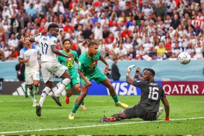 L'attaquant anglais Saka qui prend le dessus sur la défensé sénégalaise lors de leur confrontation en huitième de final du Mondial Qatar 2022