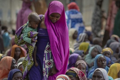 Des mères déplacées et leurs enfants assistent à une évaluation de la faim menée par le PAM dans l'État de Borno, au Nigéria (photo d'archives).