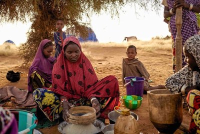 Displaced women prepare food at an informal camp in Bagoundié, Mali (file photo).
