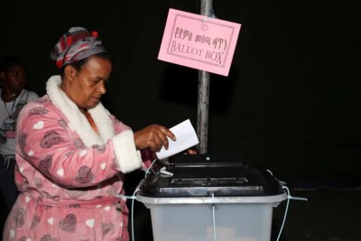 Référendum Sidama en Éthiopie - Une éthiopienne exerçant son devoir citoyen