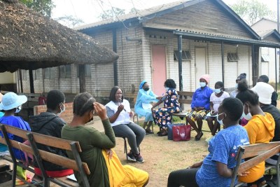 MSF Social Worker and teen mums discussing urgent maternal signs.
