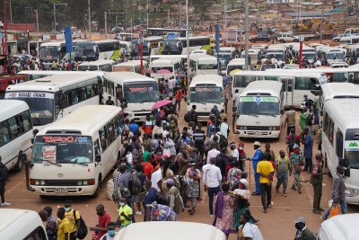 Passengers board buses for upcountry travel at Nyabugogo taxi park in Kigali (file photo).