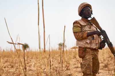 Un soldat du Burkina Faso à la frontière avec le Mali et le Niger lors d'une opération militaire contre des terroristes présumés.