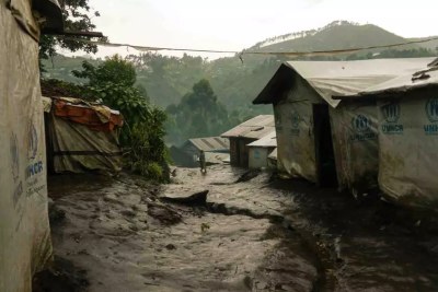 La pluie s’abat sur un camp de déplacés dans le territoire de Masisi, dans l’est de la RD Congo. Les camps se sont multipliés au fur et à mesure que les gens fuyaient une insurrection du groupe armé M23.