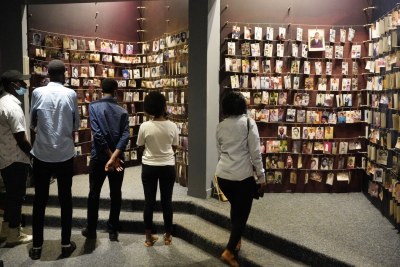 Certains visiteurs visitent le mémorial du génocide de Kigali, l’un des quatre mémoriaux du génocide classés parmi les sites du patrimoine mondial.